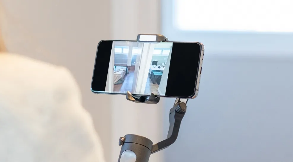 スマートフォンで撮影する様子
